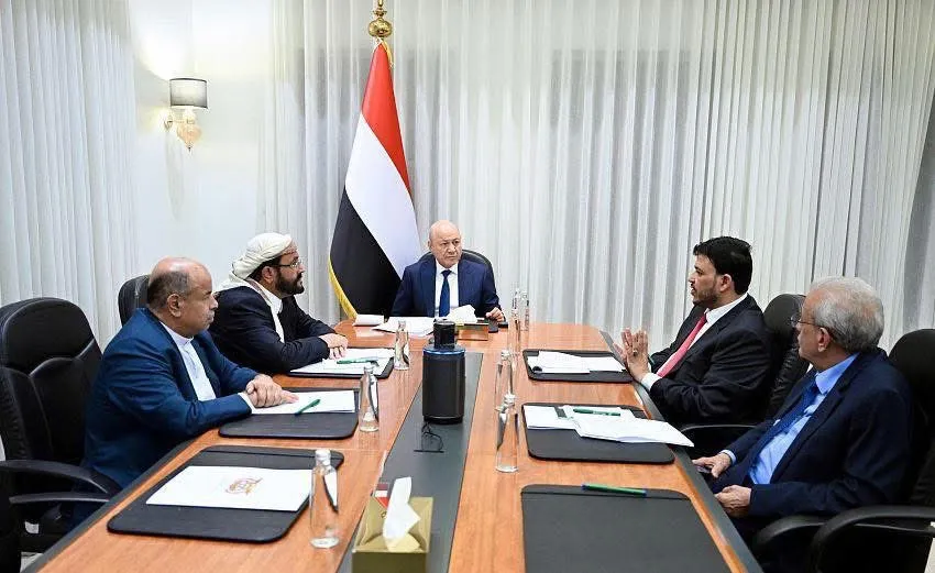 المجلس الرئاسي يحذّر من انخراط الحوثيين في التصعيد الإقليمي وسط بحث تداعيات ضرب إيران