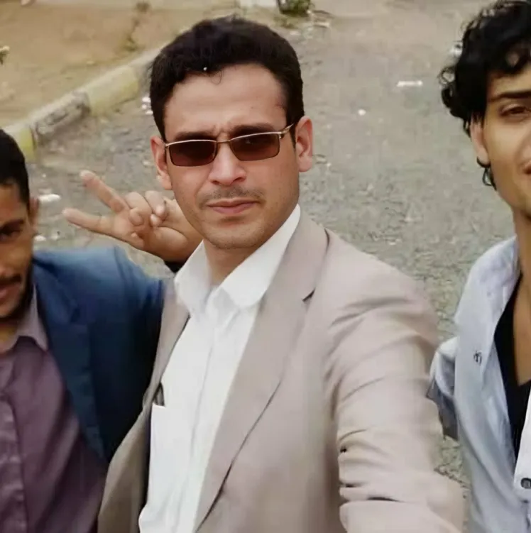 بعد انتقاده "مناع".. الحوثيون يداهمون منزل الناشط المقرب منهم "فارس أبو بارعة" ويقتادونه إلى جهة مجهولة