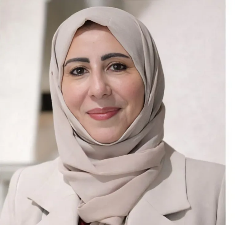 الوزيرة الزوبة تبدأ مهامها بـ3 اتصالات إقليمية تركز على أمن البحر الأحمر