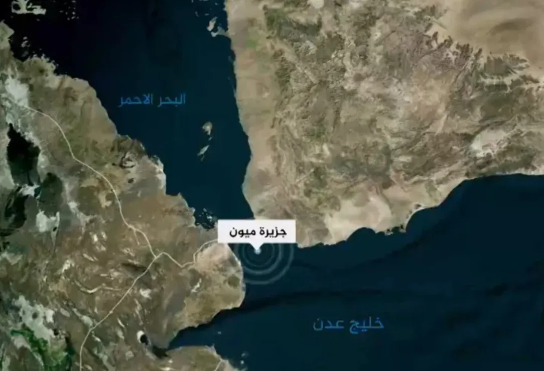 سياسي يمني يكشف عن منع القوات الحكومية لطائرة مجهولة حاولت الإنزال في جزيرة ميون بـ "باب المندب"