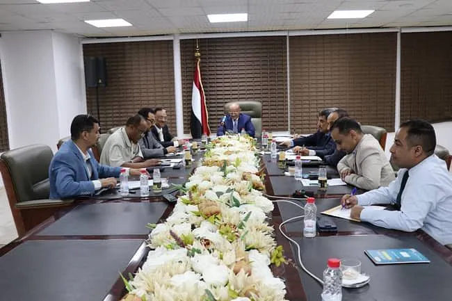 لجنة الواردات في عدن تقرّ بوجود "تجاوزات" تؤثر بأسعار الصرف وتحصيل الموارد 