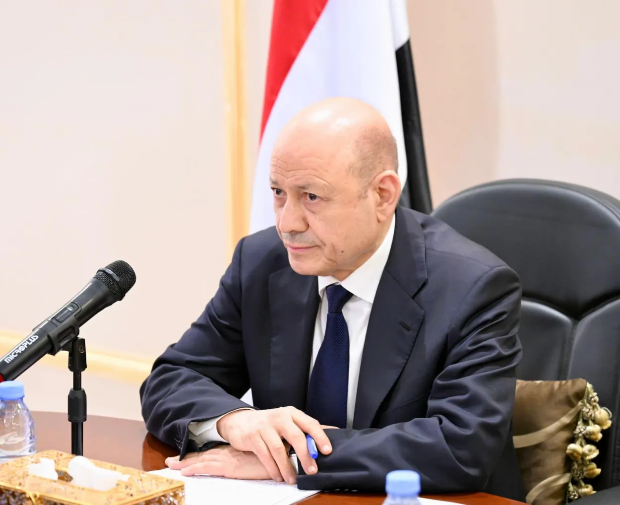 العليمي يشيد بعملية حضرموت الخاطفة ويدعو الانتقالي إلى التراجع عن إجراءاته في مختلف المحافظات