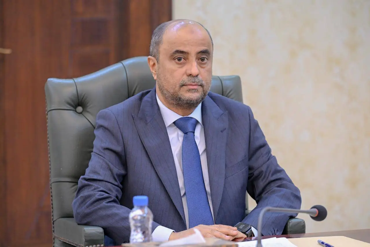 رئيس الحكومة اليمنية يؤكد نجاح عملية استعادة المعسكرات في حضرموت ويوجه بمعالجة أي اختلالات