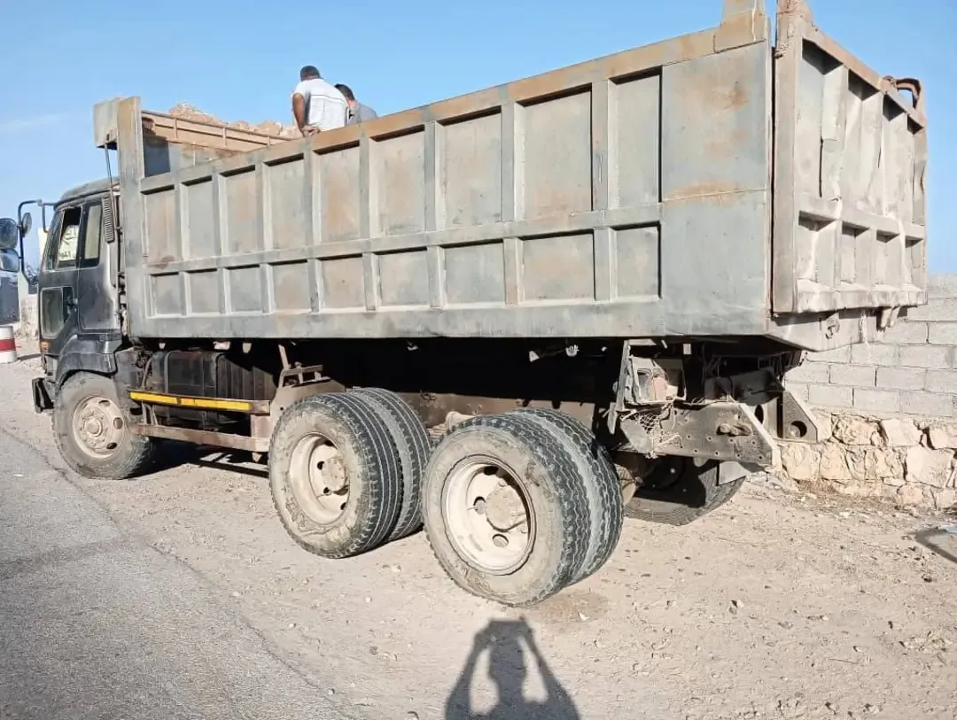 هيئة المساحة الجيولوجية بحضرموت تعلن ضبط شاحنة أحجار معدنية مهرّبة غرب المكلا