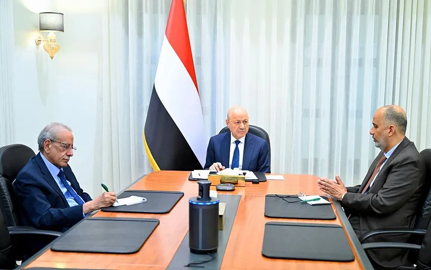 العليمي يناقش تداعيات التصعيد الإقليمي على اقتصاد اليمن وخطط تأمين السلع والرواتب