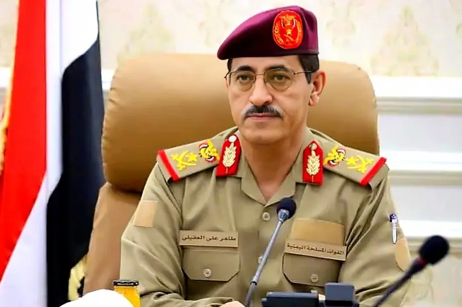 وزير الدفاع يتحدث عن آلية جديدة لصرف الرواتب ويتهم قادة وحدات برفض التوجيهات والإساءة لقيادة الوازرة