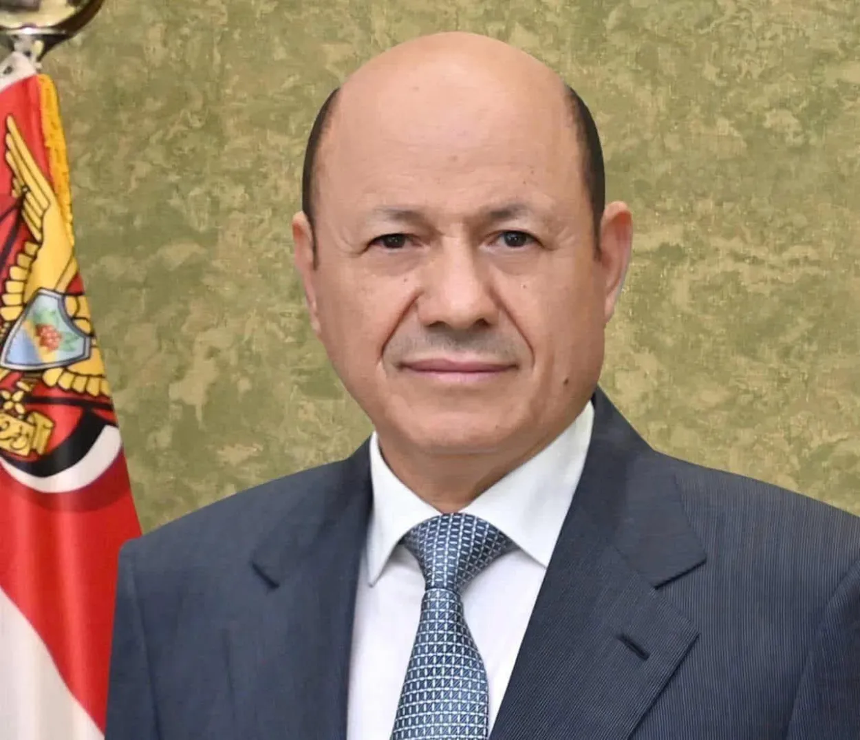 العليمي يوجه بفتح تحقيق عاجل في أحداث المكلا وتعويض أسر الضحايا