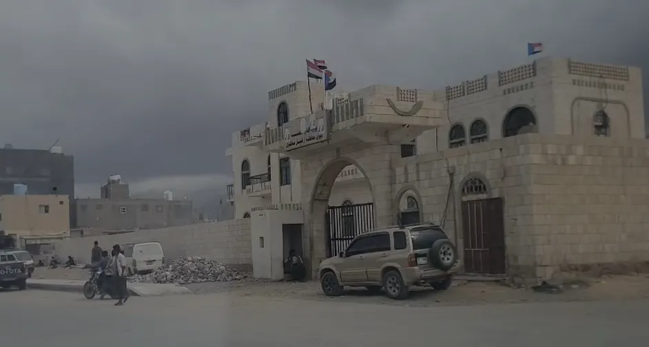 ضغوط سعودية تُجبر الإمارات على إنزال علمها ورفع العلم اليمني فوق مبنى السلطة المحلية في سقطرى