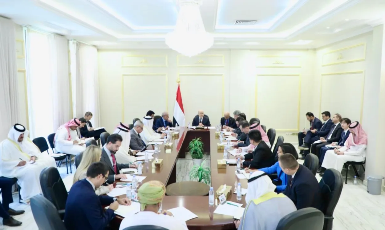 خلال لقائه سفراء الدول الراعية.. "العليمي" يفنّد سرديات الحوثي ويطالب بالتحقيق في رحلة طائرة إيرانية إلى صنعاء