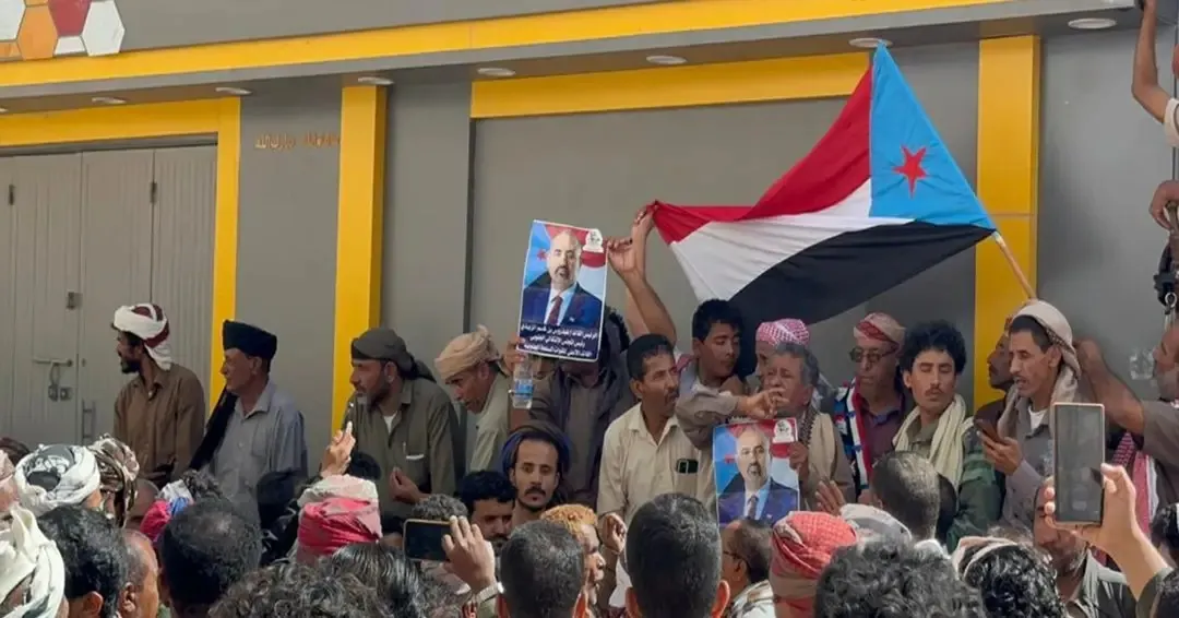 بين الحكومة والشارع.. الانتقالي يصعّد ميدانيًا بمسيرات في عدة محافظات جنوبية