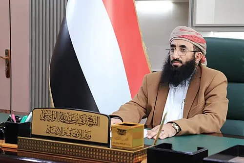 الأوقاف توجّه خطباء المساجد بالدعاء للعليمي في ظل التوترات الإقليمية