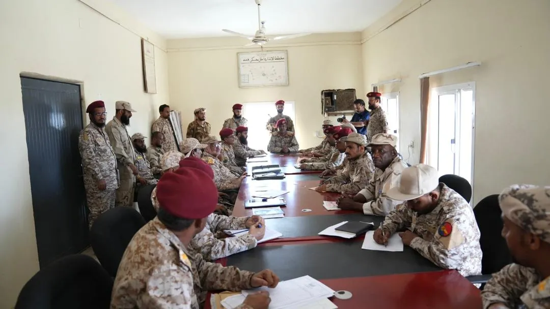 لجنة من وزارة الدفاع تشرف على تسليم مهام محور العند للقيادة الجديدة للمنطقة الرابعة 