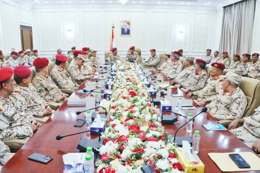 دعماً لقرارات العليمي.. قيادات وزارة الدفاع المتواجدة في عدن تعقد اجتماعها الأول بعد إعفاء الداعري 
