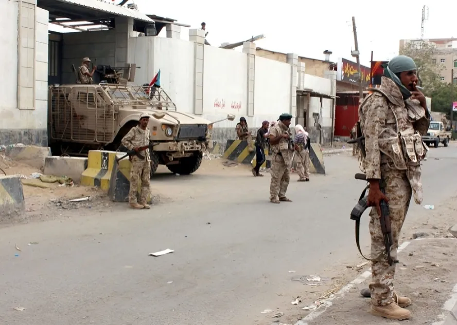 رشاد العليمي يوجه بحصر وإغلاق سجون "الانتقالي" في محافظات عدن ولحج والضالع 