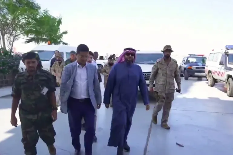 وفد عسكري سعودي يبلغ قيادة وزارة الدفاع في عدن بآلية صرف جديدة للرواتب ستشمل مختلف التشكيلات 