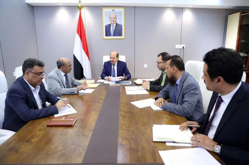 اجتماع حكومي في عدن يبحث أزمة الكهرباء والوقود… ووعود بحلول "غير تقليدية"