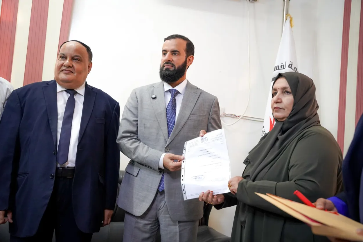 محافظ أبين يقدّم إقرار ذمته المالية لـ"مكافحة الفساد".. والقاضي بادويلان تصف الخطوة بـ"النموذج الإيجابي"