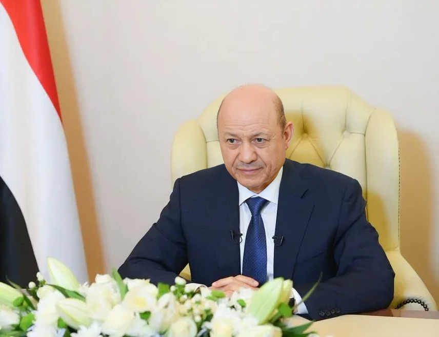 في بيان ثان.. رشاد العليمي: استهدفنا مدرج مطار صنعاء لحماية السيادة ولن نسمح بتحويل اليمن لورقة إيرانية