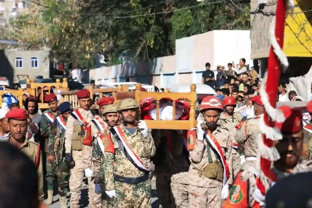 تعز تشيع 5 من منتسبي الجيش وقيادات رسمية تشيد بمناقبهم 
