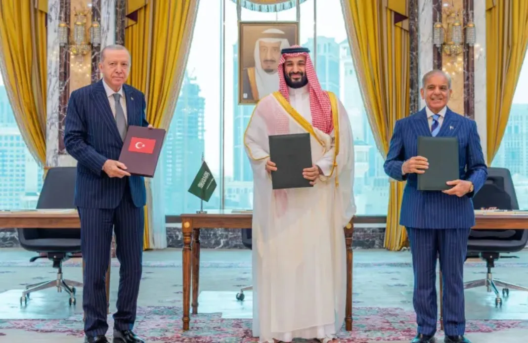 كاتب أمريكي: اتفاق "مكة" سينهي التحالف الإماراتي الإسرائيلي وأبوظبي سترد في اليمن والسودان
