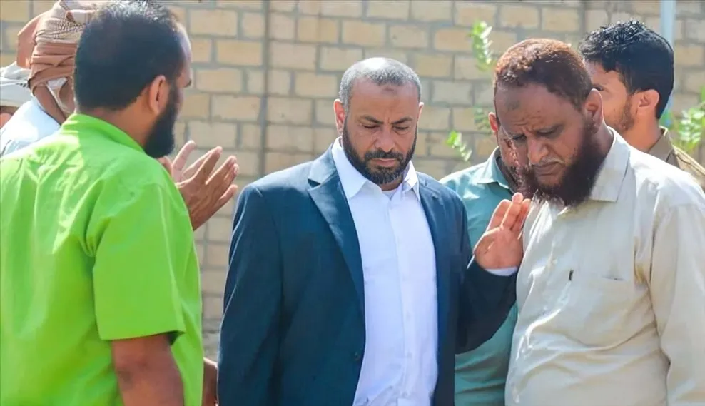 الضالع.. مسلحون يقودهم مسؤول أمني "مستقيل" يهاجمون مكتب المحافظ "القبة" وحراسته تتصدى للهجوم