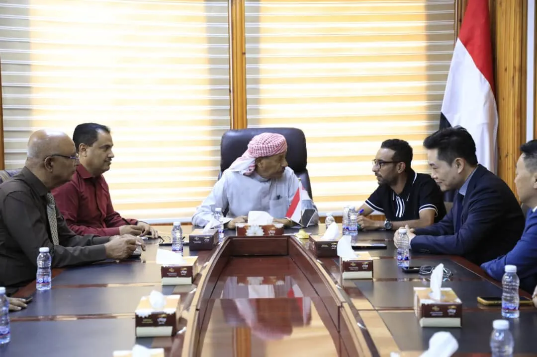 مسؤول محلي بحضرموت يناقش مع شركة صينية مشاريع للتوسع في الطاقة الشمسية