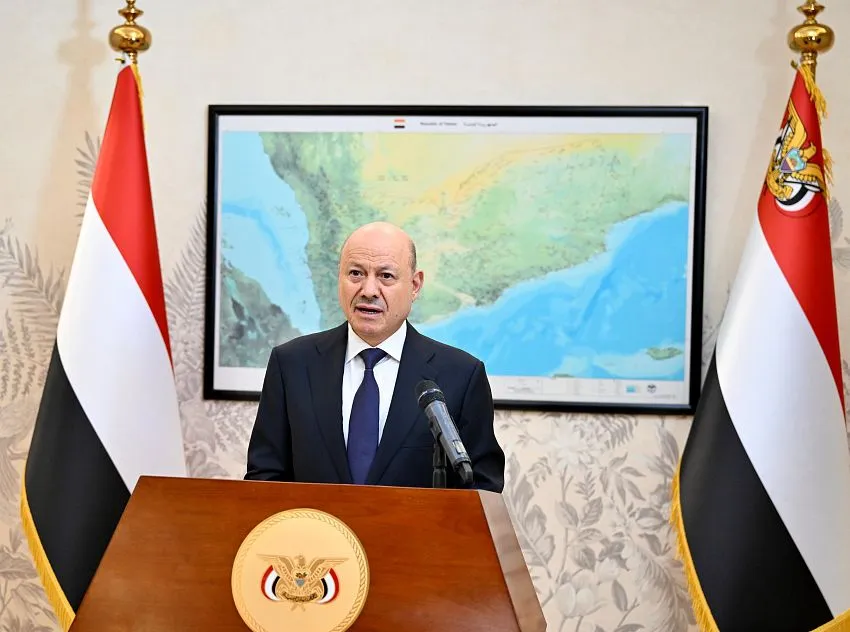 العليمي يدعو اليمنيين للالتفاف حول الدولة ويعلن استئناف تصدير النفط وتوجيه عائداته للرواتب والخدمات