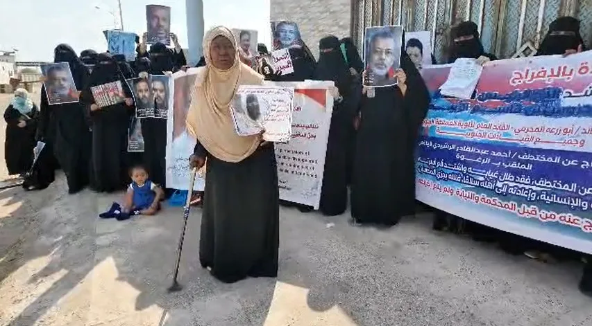 أين أولادنا؟.. أمهات المخفيين في عدن  يطالبن بكشف مصير أبنائهن وتنفيذ التوجيهات الرئاسية بإغلاق السجون السرية