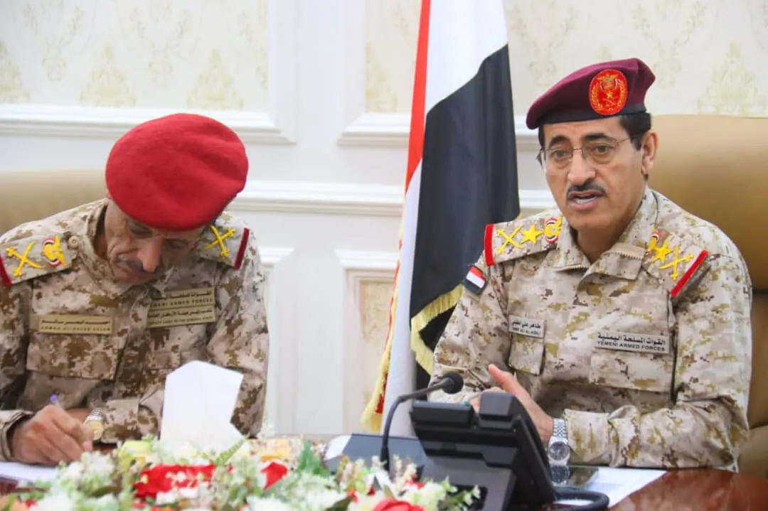 وزير الدفاع اليمني يؤكد مضي وزارته في تطبيق الحوكمة الإلكترونية وتعزيز العمل المؤسسي