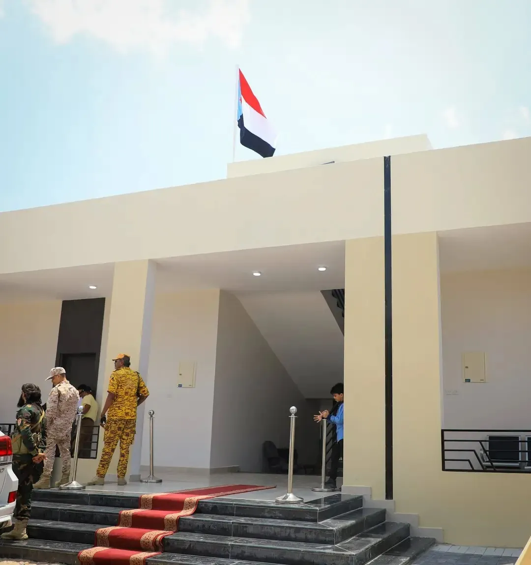 رفع علم الانفصال فوق مبنى حكومي في التواهي بعدن يثير جدلاً واسعاً حول الالتزام بالدستور