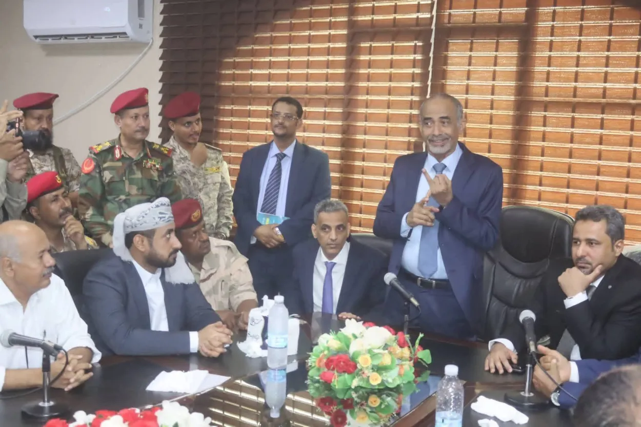 "الصبيحي" ينتقد غياب العلم الجمهوري في اجتماع استلام محافظ لحج الجديد لمهامه من لجنة حكومية 