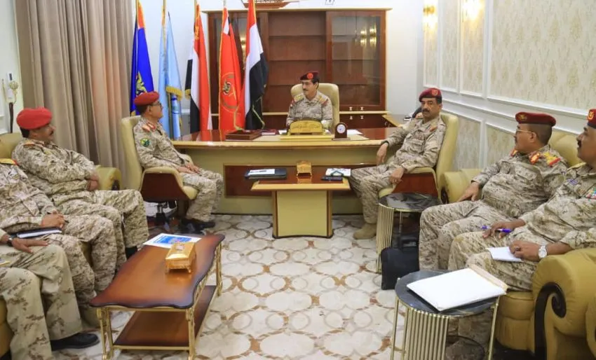 في لقاءين بعدن.. وزير الدفاع يوجه بتفعيل الرقابة والتفتيش ويناقش تعزيز العمل الاستخباري