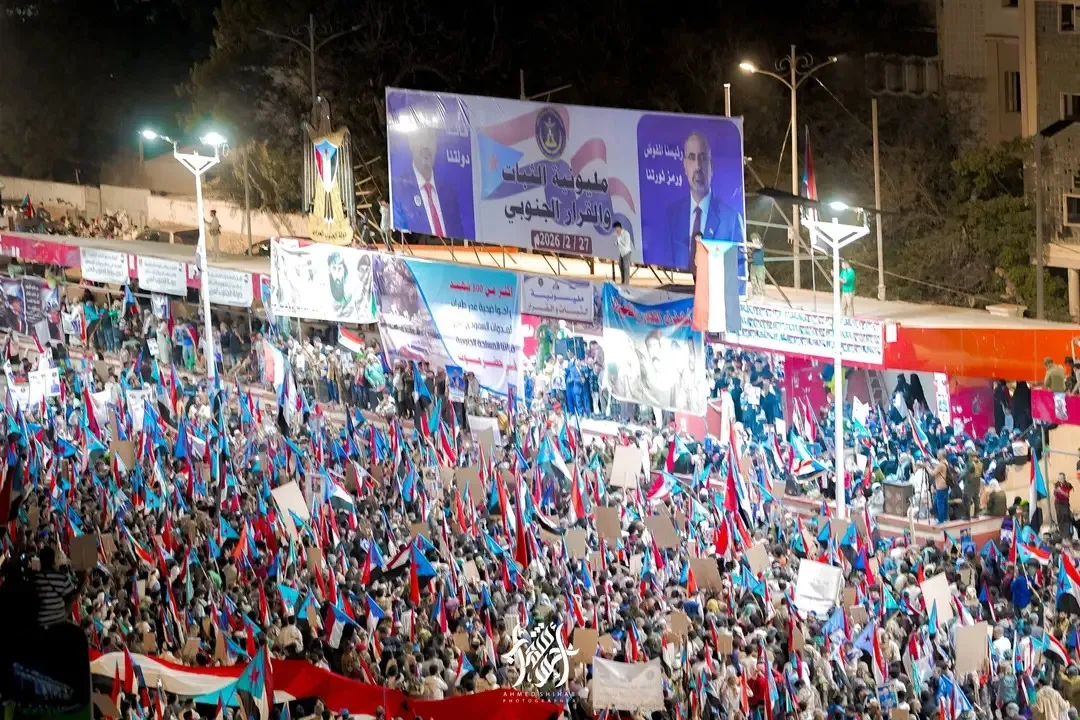خلال مظاهرة بساحة العروض بعدن.. أنصار الزُبيدي يمنعون أنصار المحرمي من توزيع صوره ويتهمونه بالتبعية للرياض