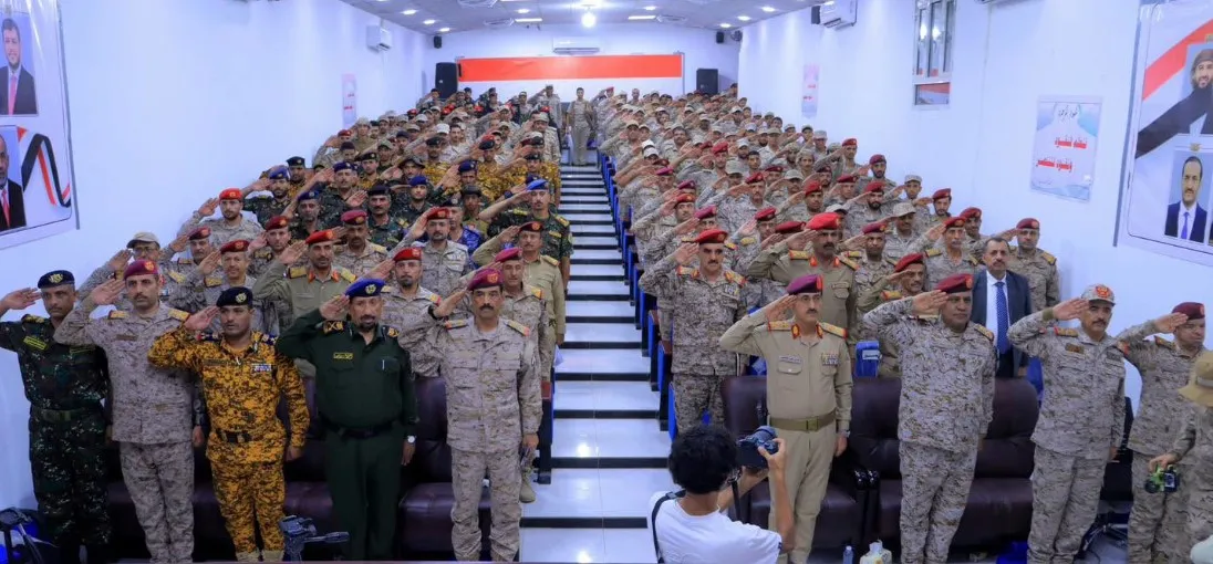   وزير الدفاع يشهد تخرج دورات تخصصية بمأرب ويشيد بدخول العنصر النسائي مجالات الأمن السيبراني والذكاء الاصطناعي