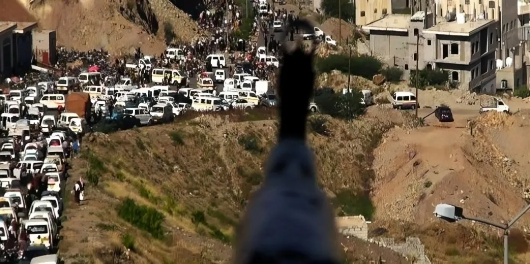 قناص حوثي يصيب مواطنة وهي على سطح منزلها شمالي تعز