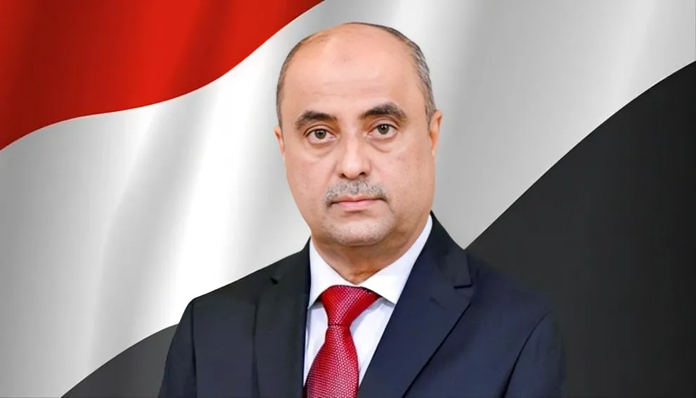 الحكومة اليمنية تعلن تأييدها لقرارات "العليمي" وترحب بضربة التحالف المحدودة في المكلا