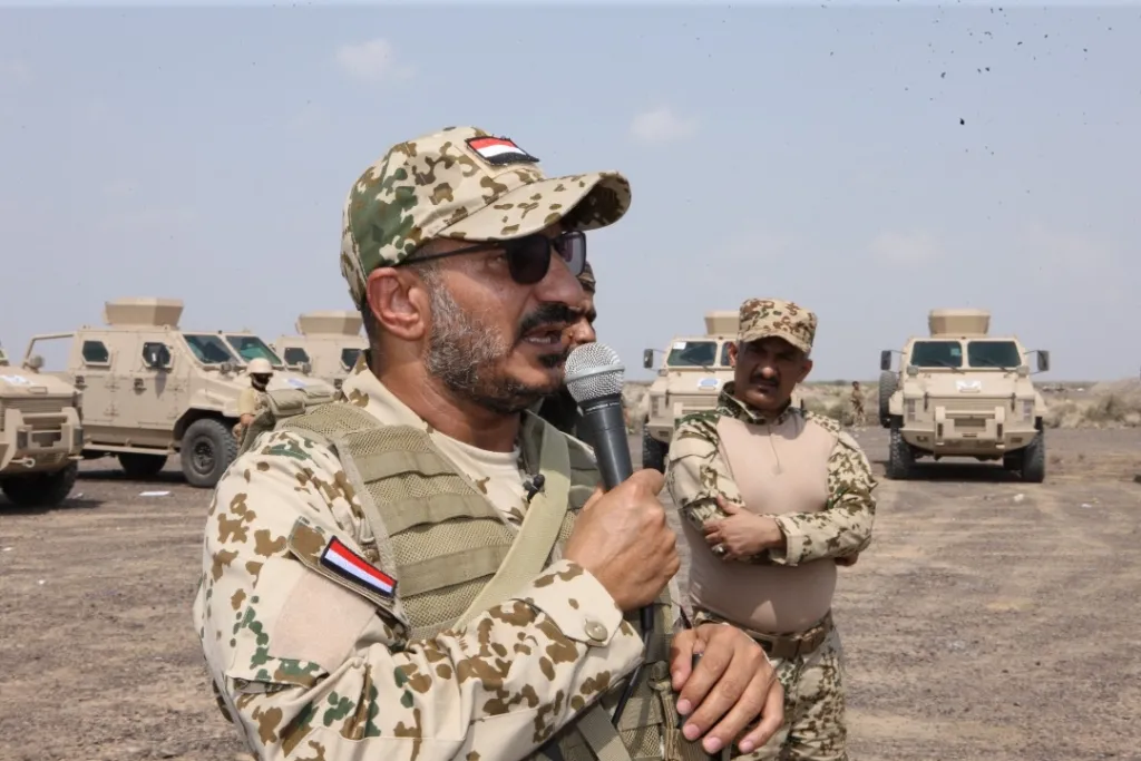 مصادر لـ "الهدهد": توجيهات إماراتية لـ "طارق صالح" للانسحاب من بعض مواقع التماس مع الحوثيين غربي تعز