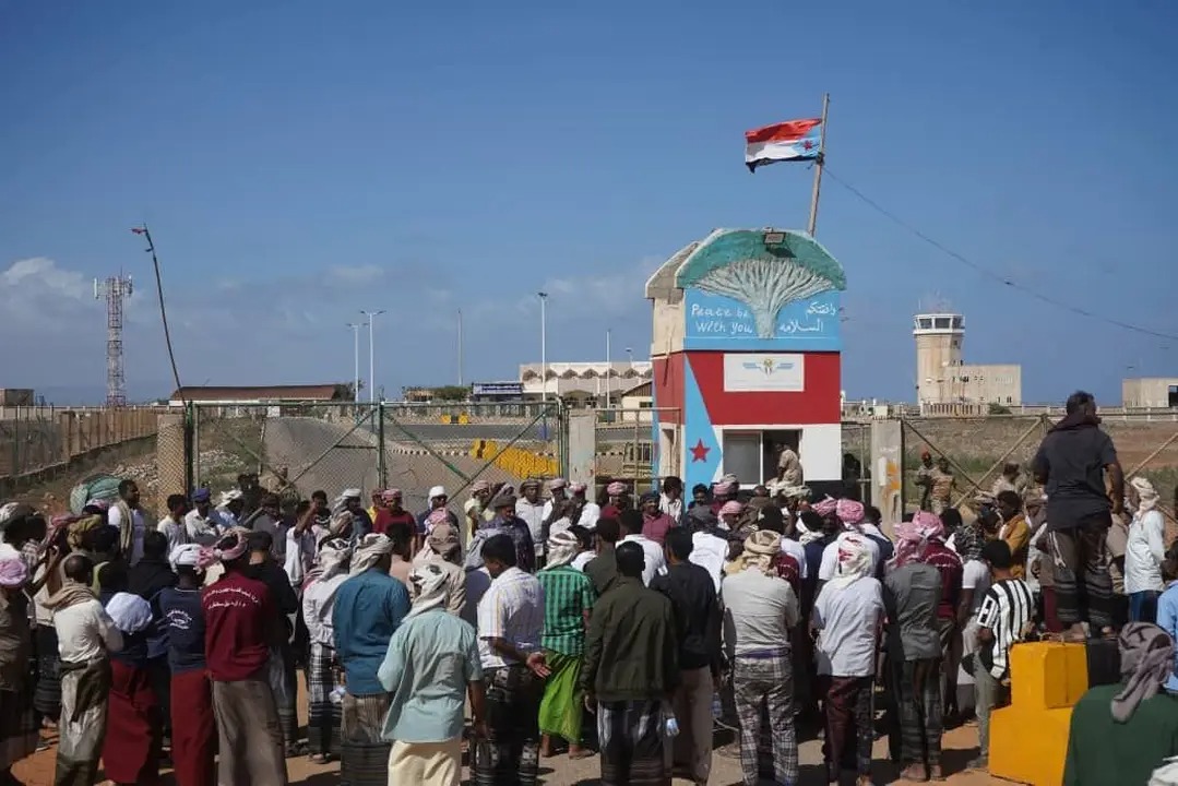 أنصار الانتقالي يحتجون أمام مقر القوات السعودية بسقطرى